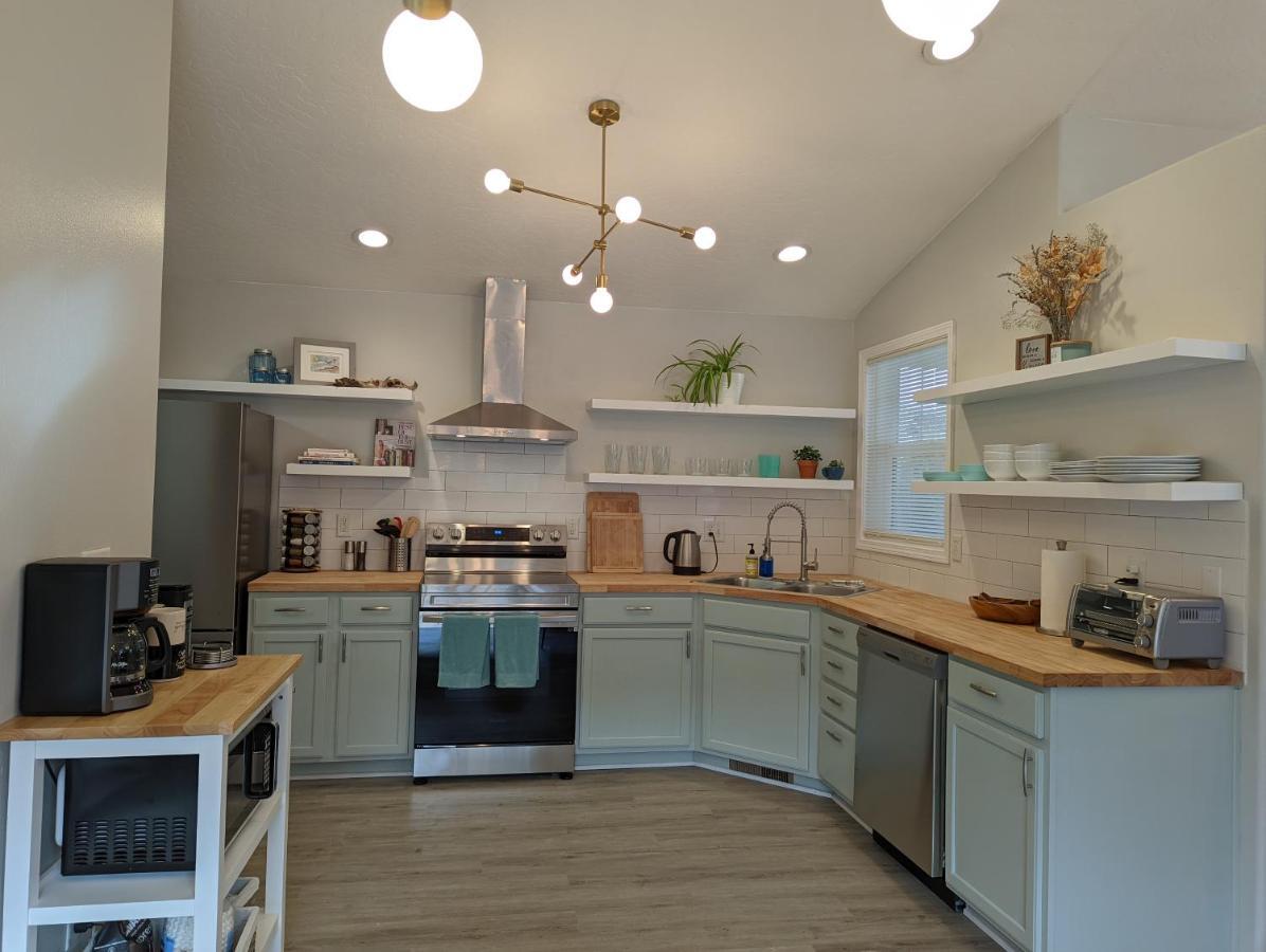 Contemporary 2-Bedroom Close To Downtown, Dining Eugene Luaran gambar